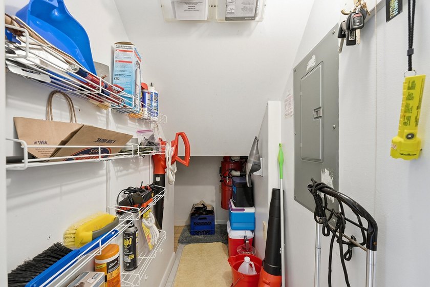 Discover this charming two-bedroom townhouse, with each bedroom - photo 23