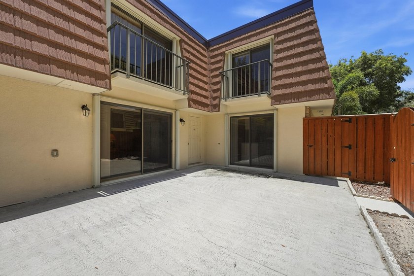 Discover this charming two-bedroom townhouse, with each bedroom - photo 24