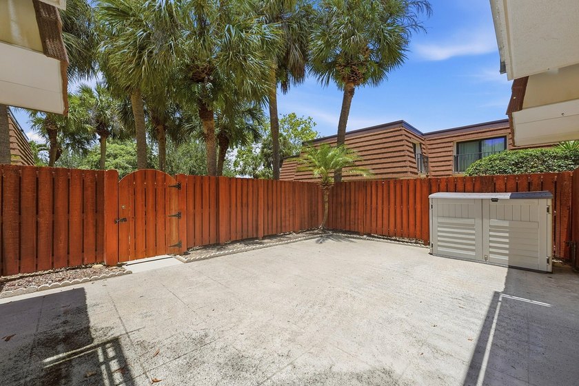 Discover this charming two-bedroom townhouse, with each bedroom - photo 26