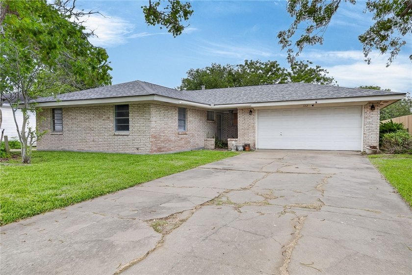 Charming and conveniently located, this 2-bedroom, 1.5-bathroom - photo 2