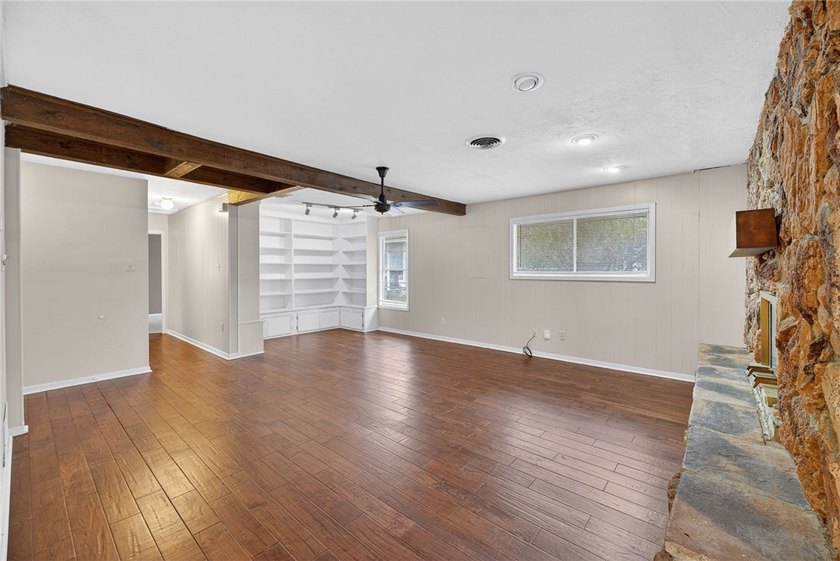 Charming and conveniently located, this 2-bedroom, 1.5-bathroom - photo 3