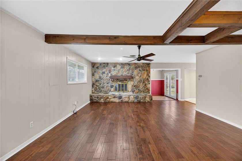 Charming and conveniently located, this 2-bedroom, 1.5-bathroom - photo 5
