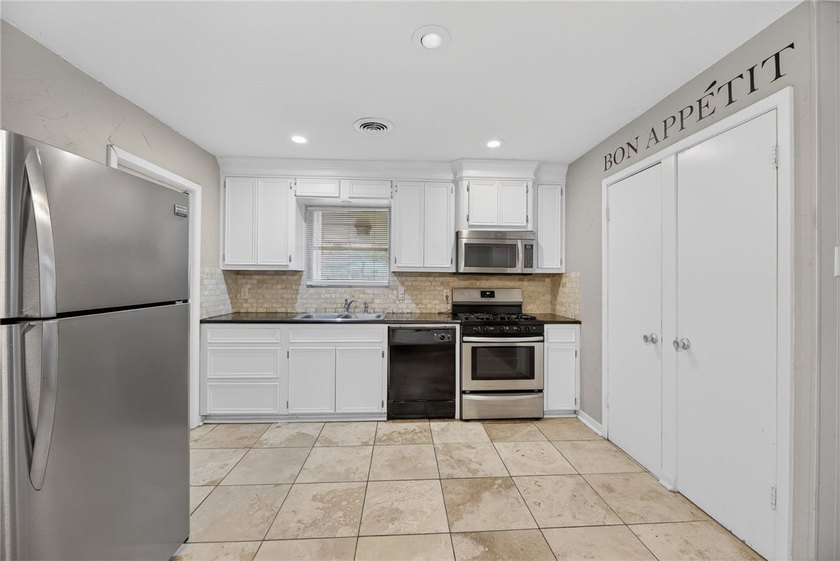 Charming and conveniently located, this 2-bedroom, 1.5-bathroom - photo 10