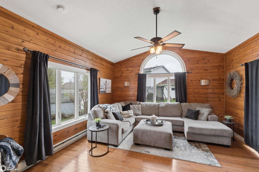 Beautifully updated and perfectly situated on Woodlane Drive - photo 17