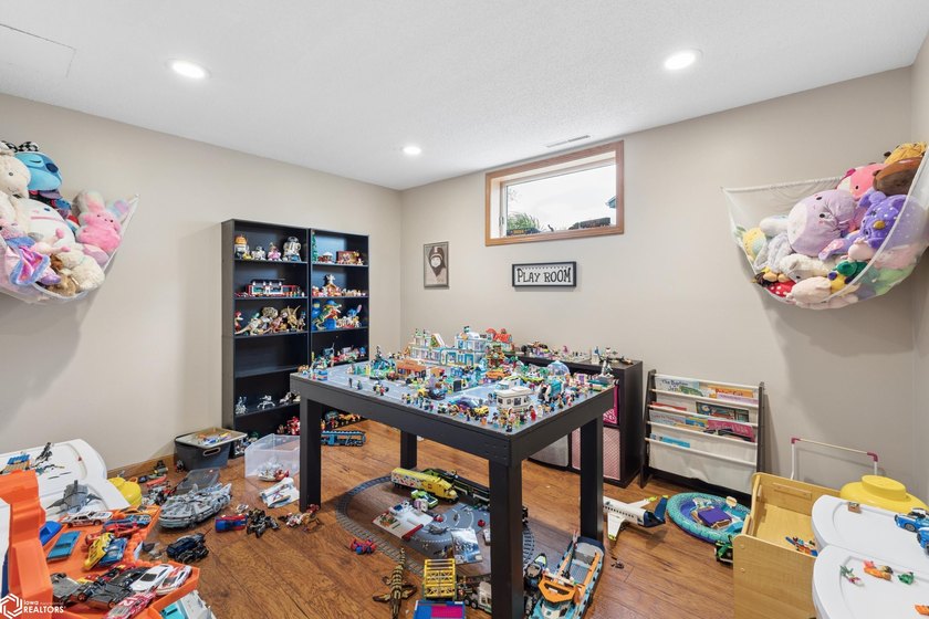 Beautifully updated and perfectly situated on Woodlane Drive - photo 26