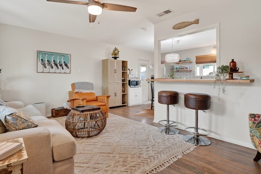 Just three blocks from Aransas Bay, this beautifully updated - photo 7