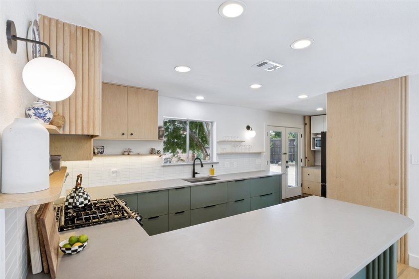 Steps from Prairie Creek, this beautifully renovated 4-bed - photo 11