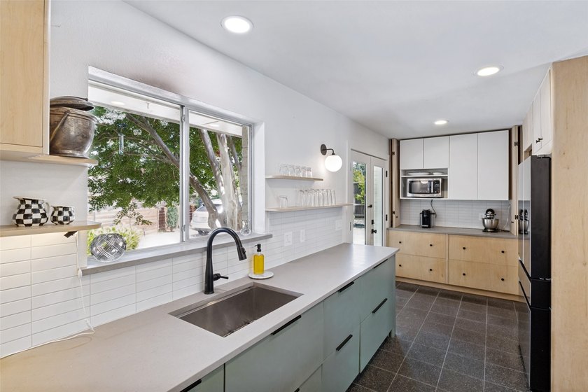 Steps from Prairie Creek, this beautifully renovated 4-bed - photo 12