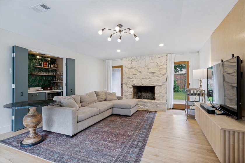 Steps from Prairie Creek, this beautifully renovated 4-bed - photo 13