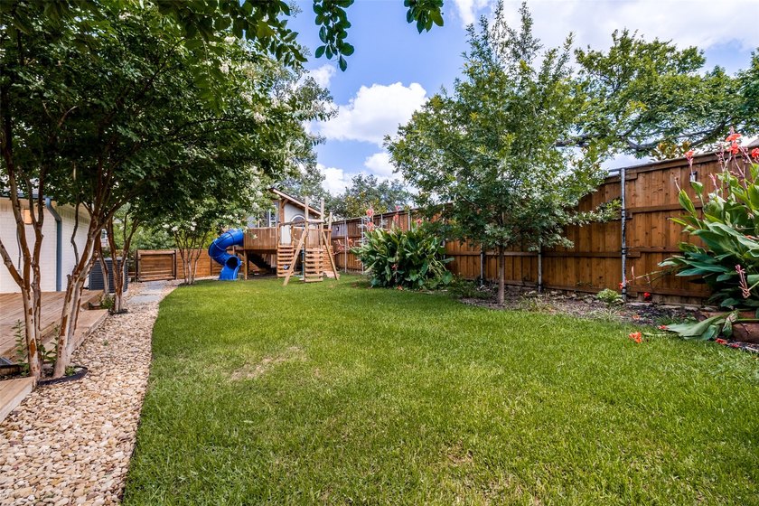 Steps from Prairie Creek, this beautifully renovated 4-bed - photo 25