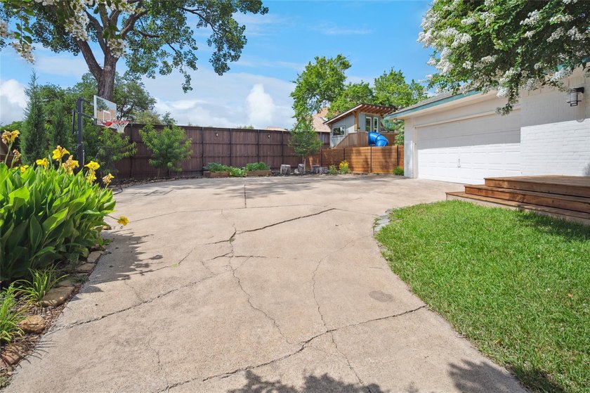 Steps from Prairie Creek, this beautifully renovated 4-bed - photo 26