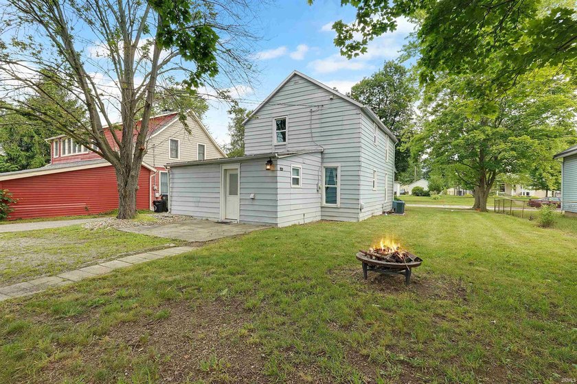 Welcome to this charming 3-bedroom, 2-bath home with a spacious - photo 31