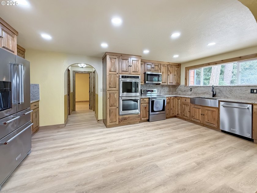 Newly remodeled and has not been lived in since, this home is - photo 11