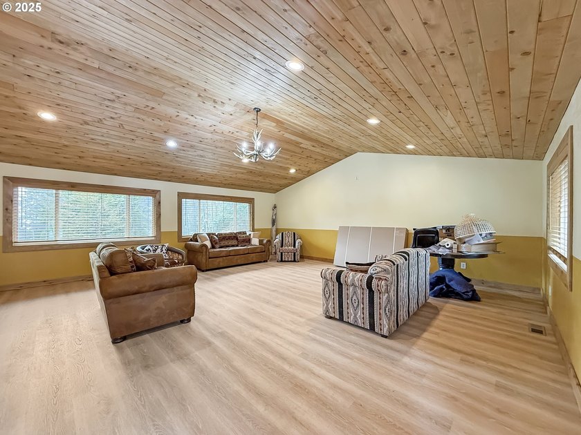Newly remodeled and has not been lived in since, this home is - photo 14
