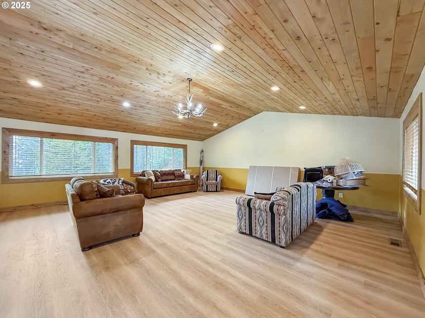 Newly remodeled and has not been lived in since, this home is - photo 15