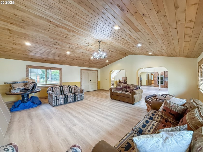 Newly remodeled and has not been lived in since, this home is - photo 17