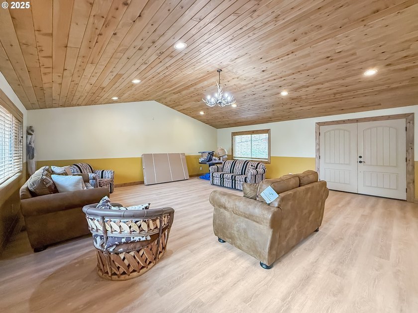 Newly remodeled and has not been lived in since, this home is - photo 18