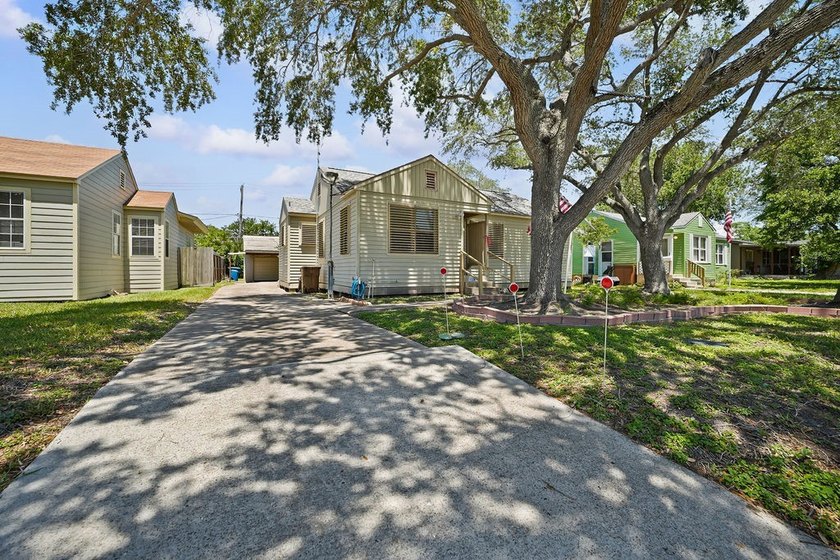 Charming home in the desirable Lindale Park neighborhood! This - photo 2