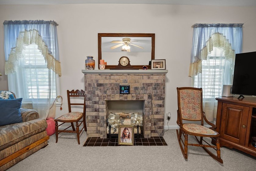 Charming home in the desirable Lindale Park neighborhood! This - photo 6