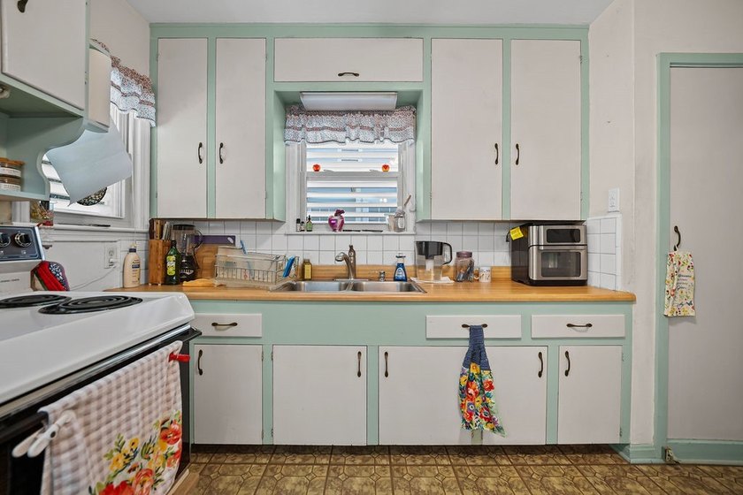 Charming home in the desirable Lindale Park neighborhood! This - photo 9