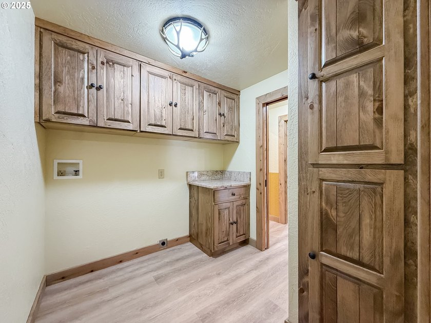 Newly remodeled and has not been lived in since, this home is - photo 29