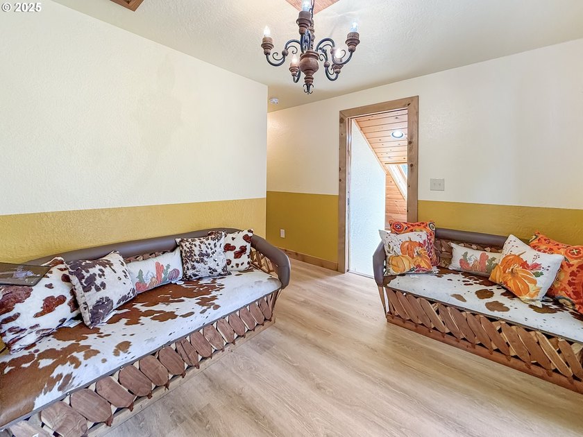 Newly remodeled and has not been lived in since, this home is - photo 32