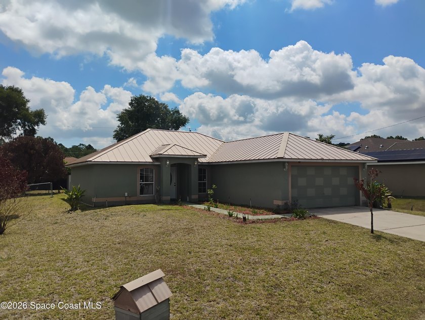 Great floor plan for this 3 bedroom, 2 bath home, metal roof - photo 3