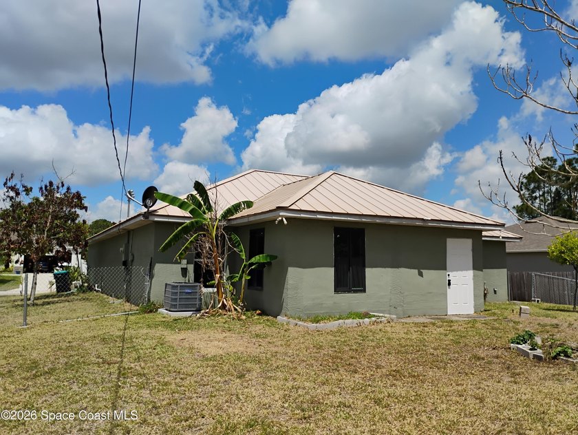 Great floor plan for this 3 bedroom, 2 bath home, metal roof - photo 4