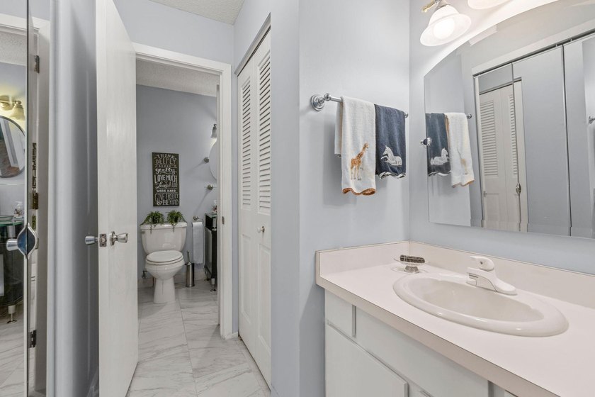 Enjoy easy downtown living in this beautifully maintained - photo 27