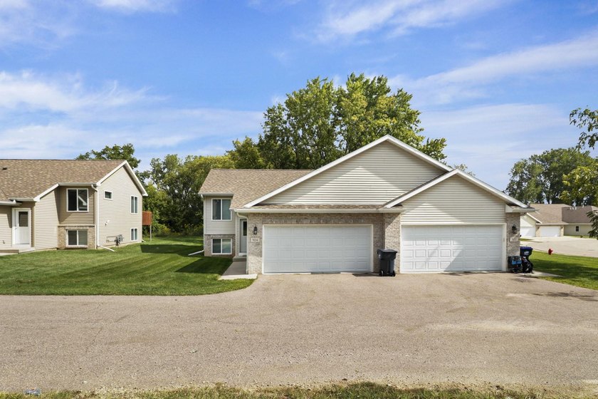 Fantastic investment opportunity featuring 4 ZERO-LOT LINE - photo 46