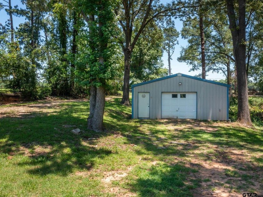 AMAZING Lake Tyler location, this gorgeous over-sized 1.4536 ac - photo 11