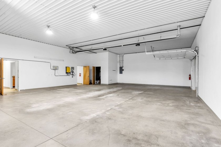 Discover an impressive 6,900 square foot commercial building in - photo 22