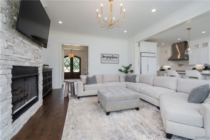 Modern luxury meets waterfront living in The Lakes. Offering - photo 7