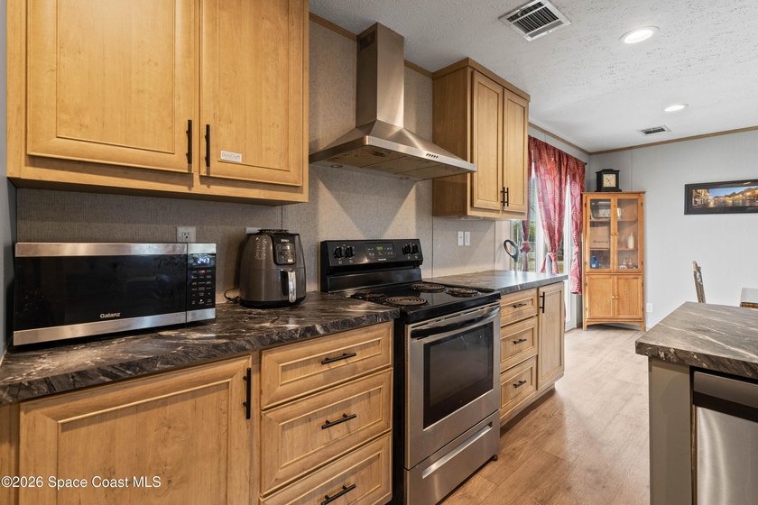Welcome to this beautifully 2021-built double-wide home offering - photo 10