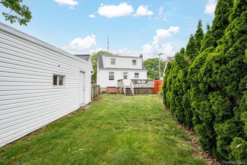 Welcome to this charming, well maintained Cape Cod style house - photo 18