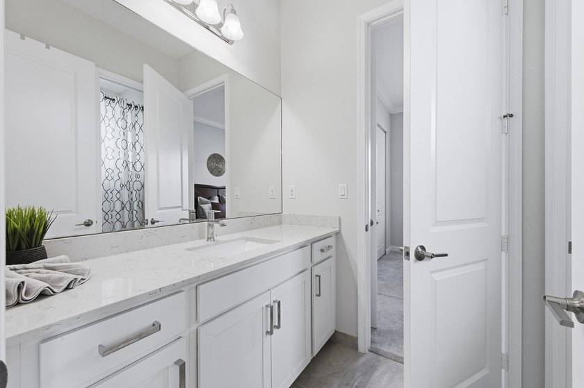 Well Appointed 3 bedrooms 2.5 bath home located on the lake in - photo 21