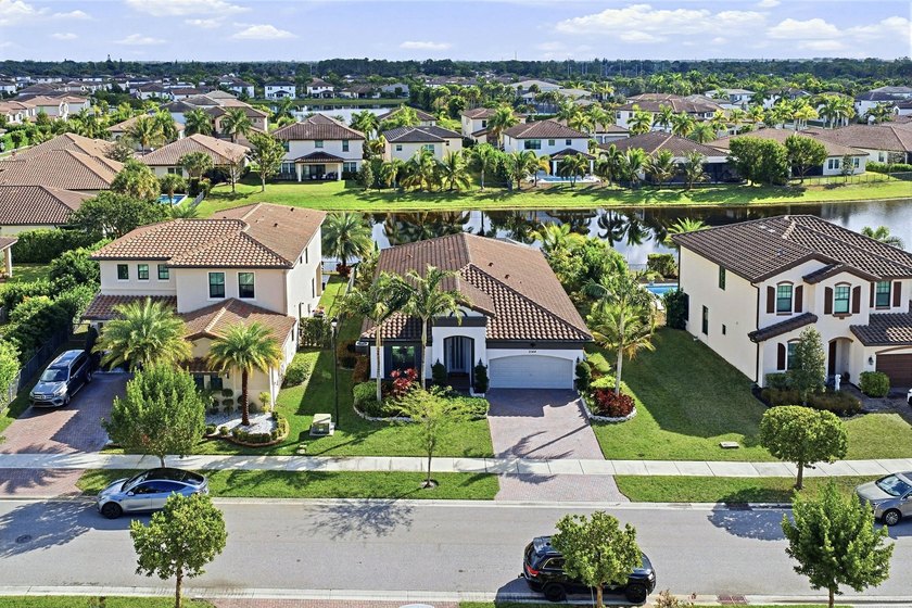 Well Appointed 3 bedrooms 2.5 bath home located on the lake in - photo 34