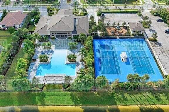 Well Appointed 3 bedrooms 2.5 bath home located on the lake in - photo 41