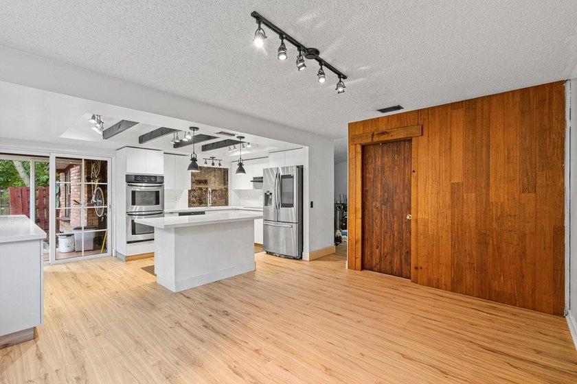 One-story 5BR/4BA home on an oversized lot over 8500 sq. ft. in - photo 12