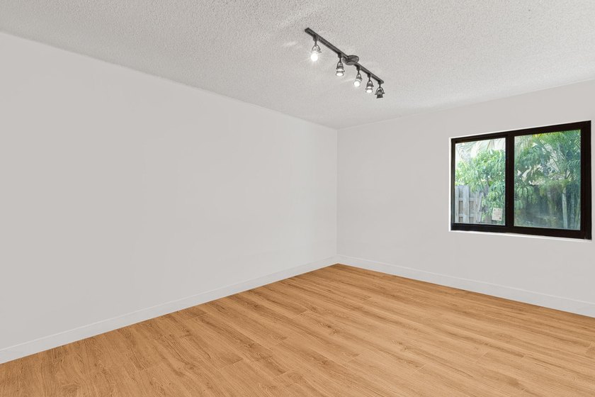 One-story 5BR/4BA home on an oversized lot over 8500 sq. ft. in - photo 13