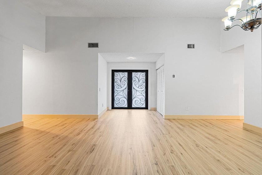 One-story 5BR/4BA home on an oversized lot over 8500 sq. ft. in - photo 14