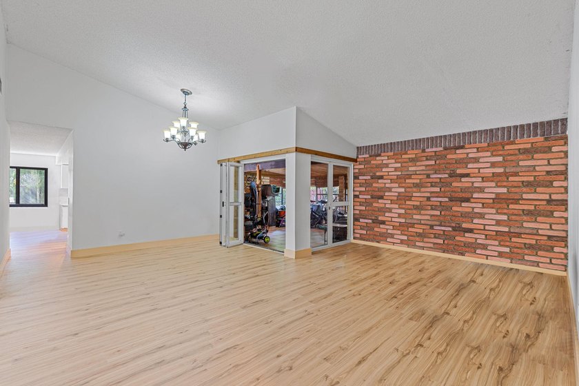 One-story 5BR/4BA home on an oversized lot over 8500 sq. ft. in - photo 20
