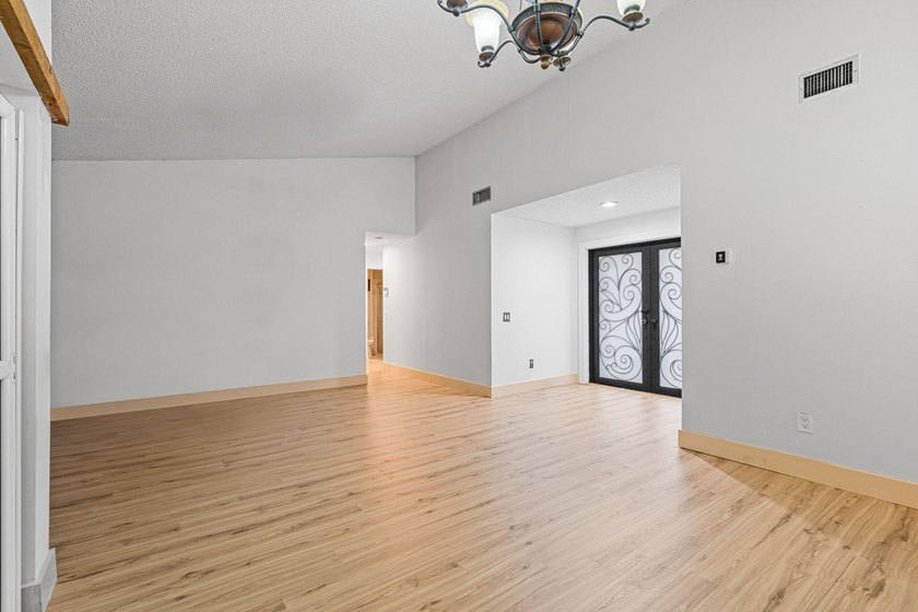One-story 5BR/4BA home on an oversized lot over 8500 sq. ft. in - photo 23