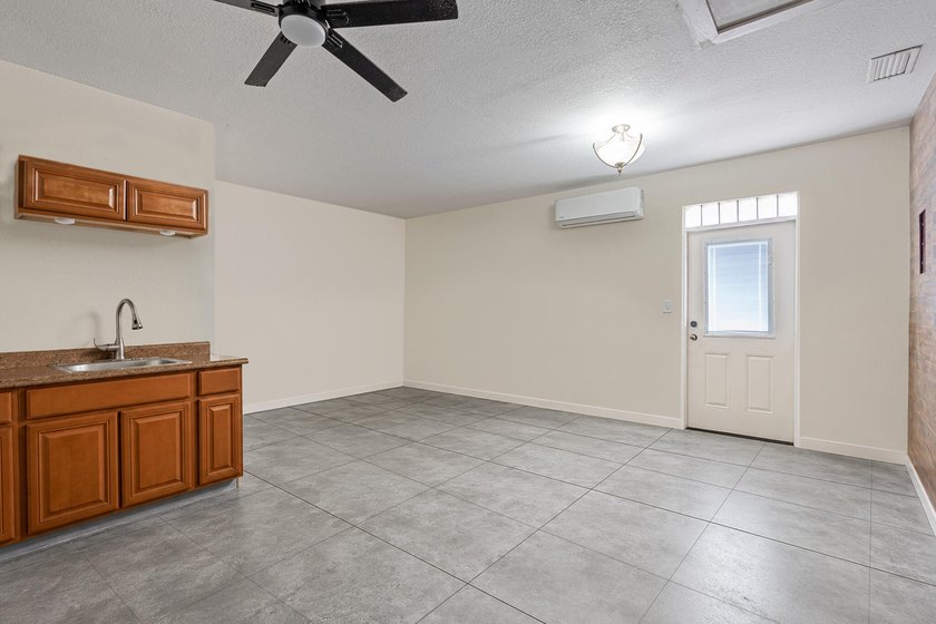 One-story 5BR/4BA home on an oversized lot over 8500 sq. ft. in - photo 34