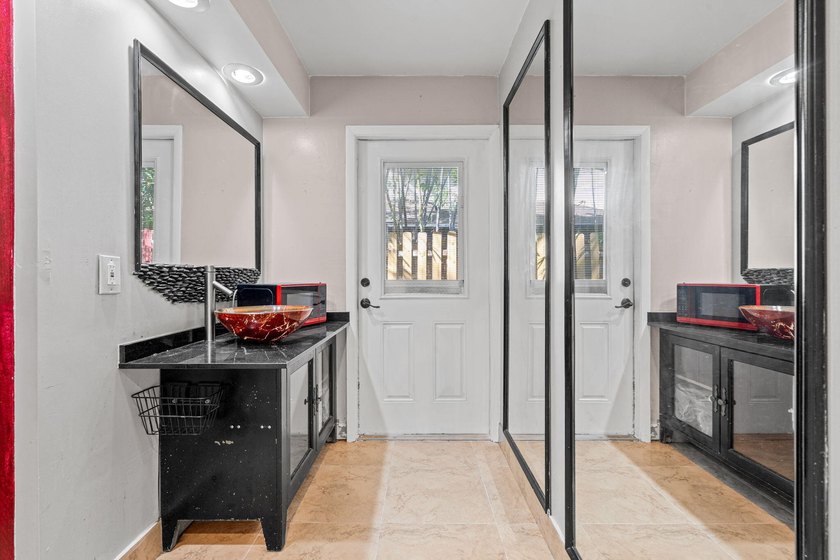 One-story 5BR/4BA home on an oversized lot over 8500 sq. ft. in - photo 37
