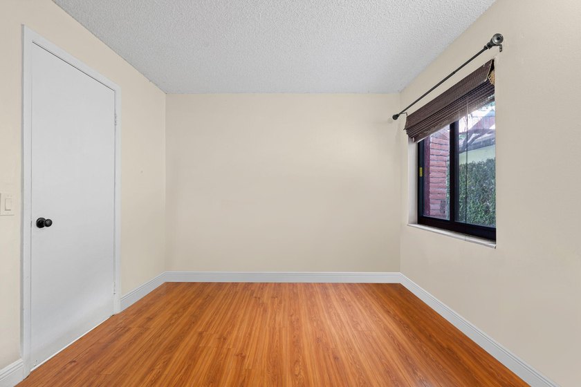 One-story 5BR/4BA home on an oversized lot over 8500 sq. ft. in - photo 38