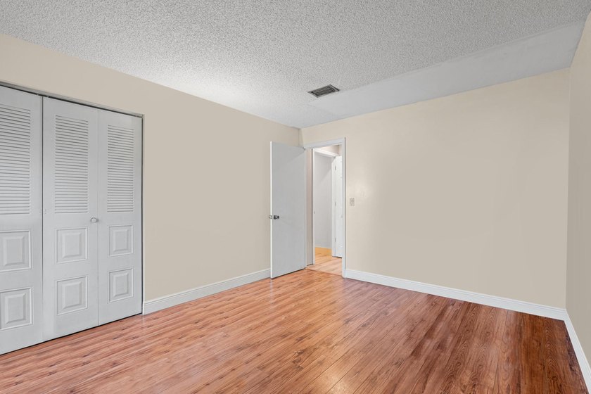 One-story 5BR/4BA home on an oversized lot over 8500 sq. ft. in - photo 41