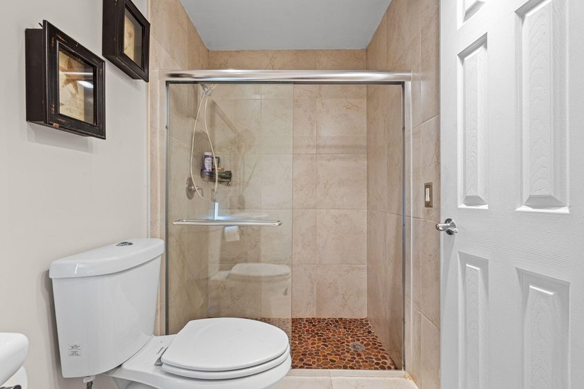 One-story 5BR/4BA home on an oversized lot over 8500 sq. ft. in - photo 42