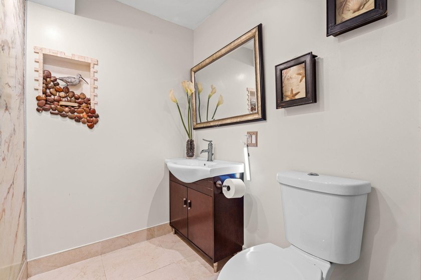 One-story 5BR/4BA home on an oversized lot over 8500 sq. ft. in - photo 43