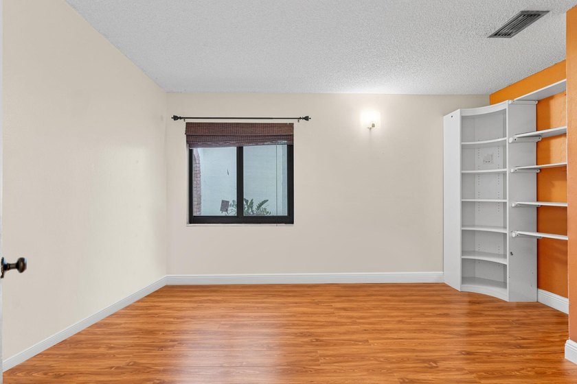 One-story 5BR/4BA home on an oversized lot over 8500 sq. ft. in - photo 44